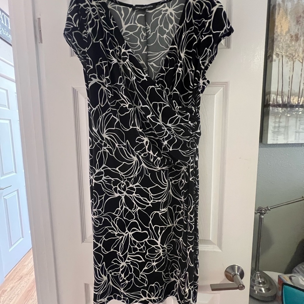Jones Wear Black and White Floral Midi Dress